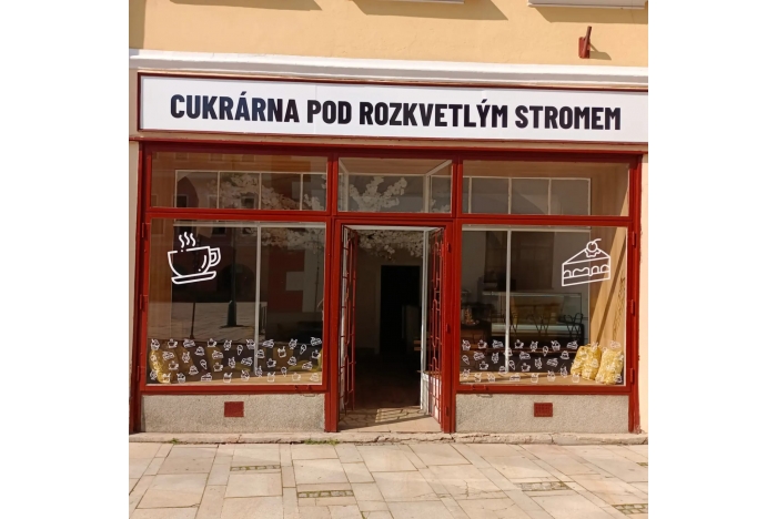 Cukrárna pod rozkvetlým stromem